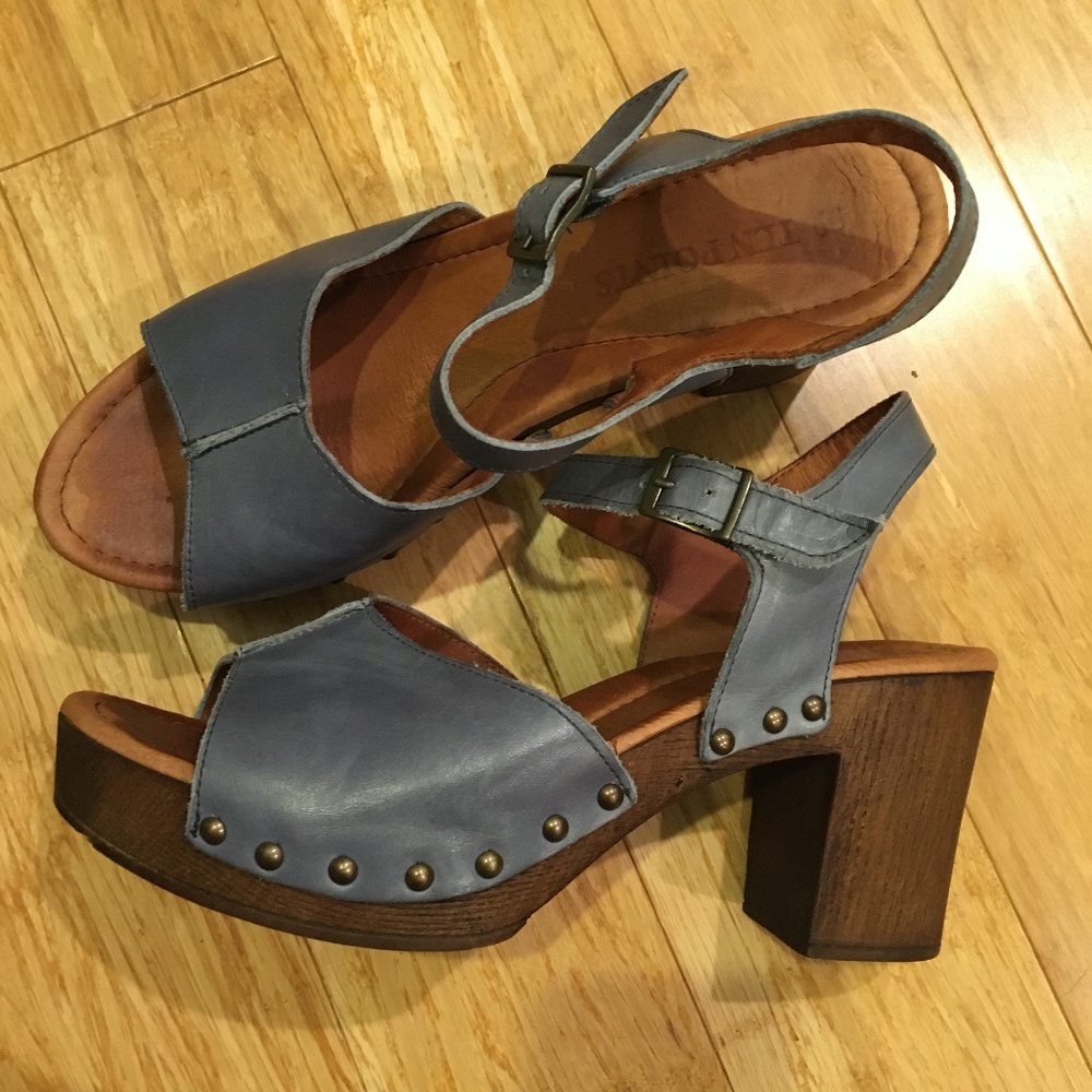 Ten Points Blue Leather Open Toe Clogs